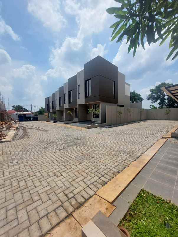 dijual rumah jl raya pamualang