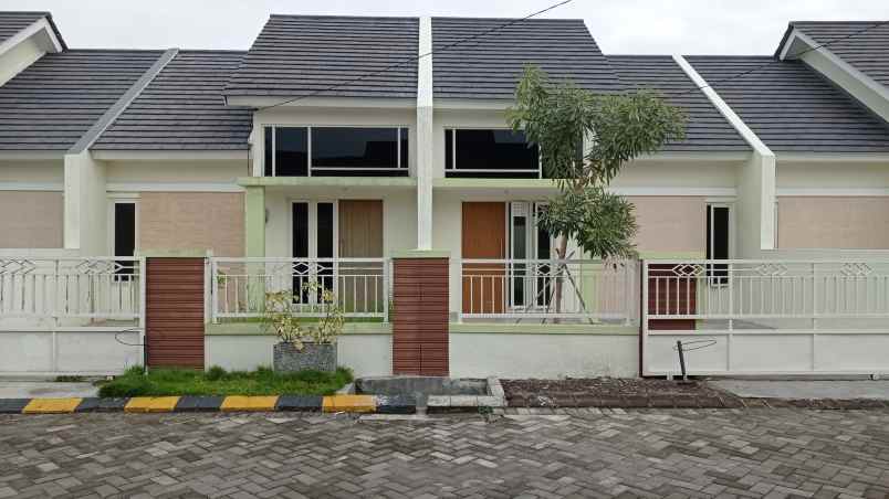 dijual rumah jl raya telp 082244808575