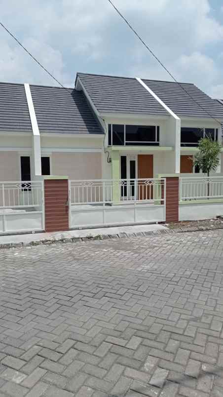 dijual rumah jl raya telp 082244808575