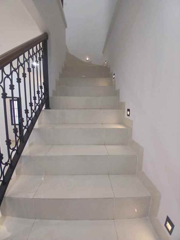 dijual rumah jln moh kahfi 1