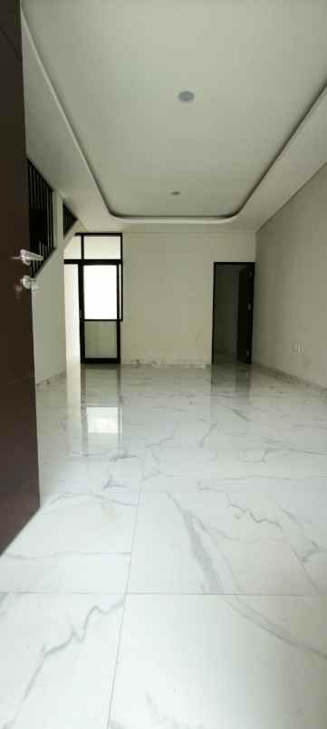 dijual rumah karang empat