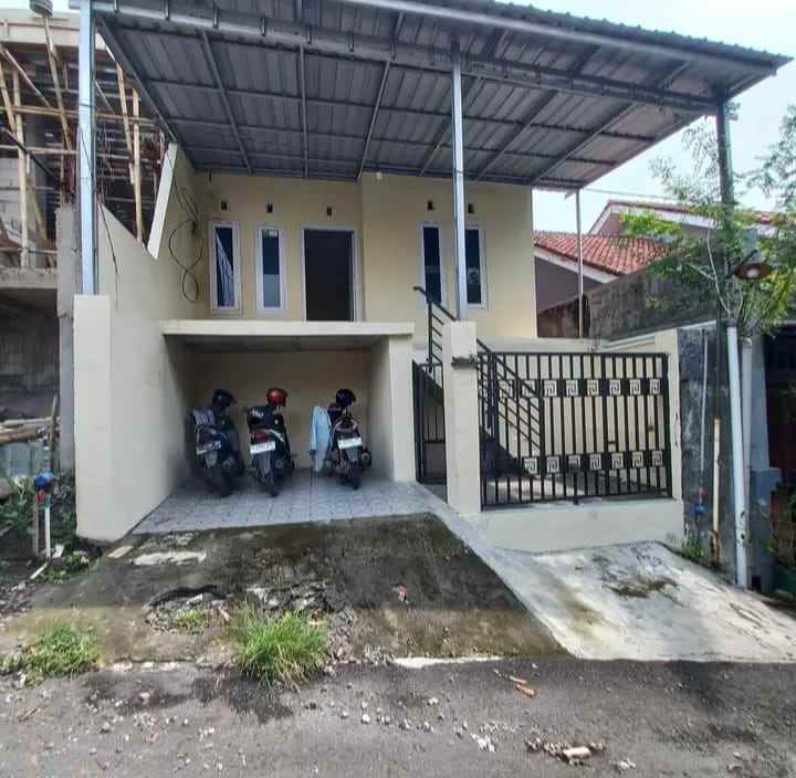 dijual rumah karanggawang