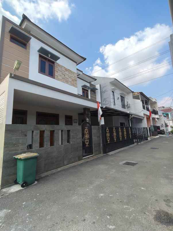 dijual rumah kelapa dua wetan