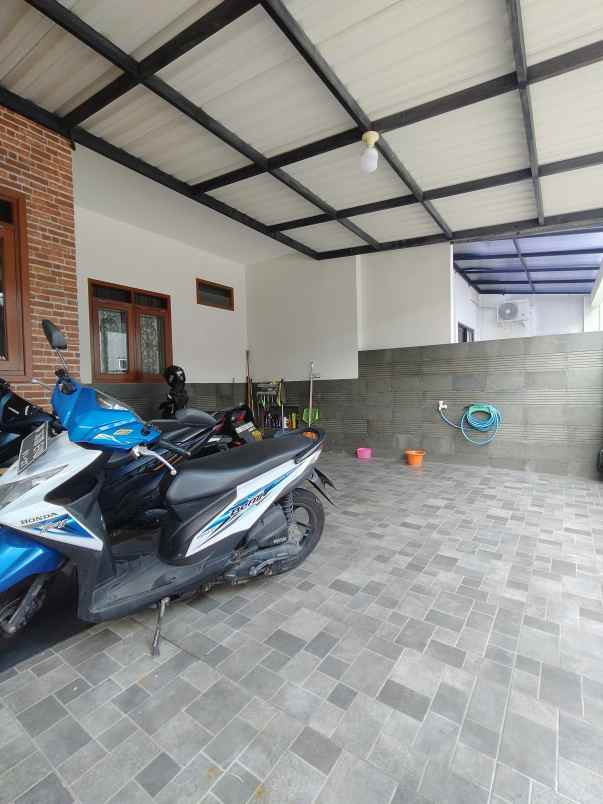 dijual rumah kelapa dua wetan