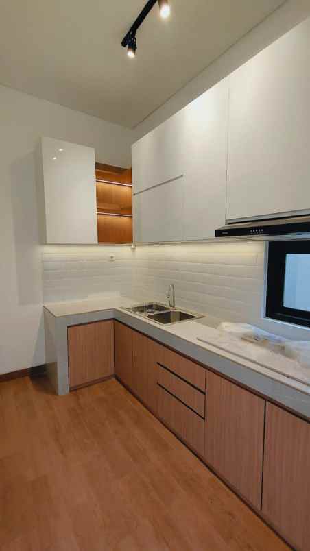 dijual rumah kencana loka bsd city