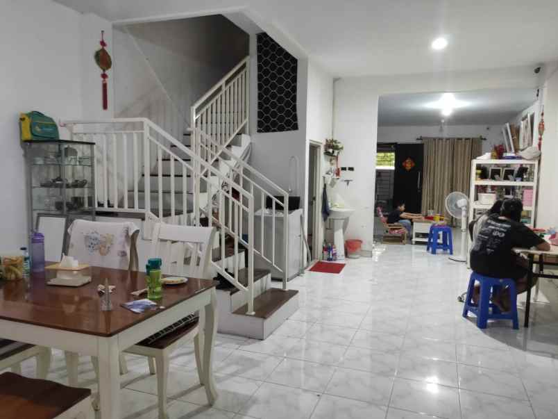 dijual rumah komplek perumahan