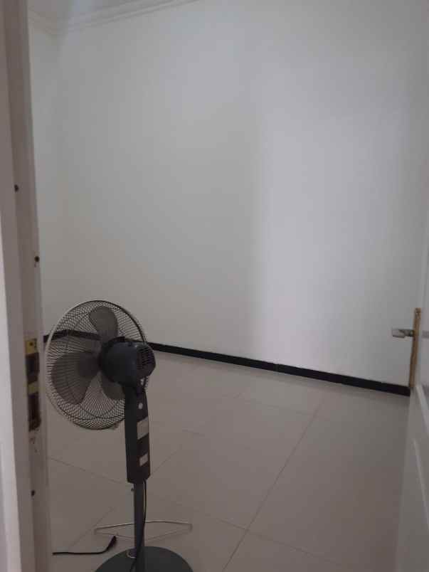 dijual rumah lebak indah town house