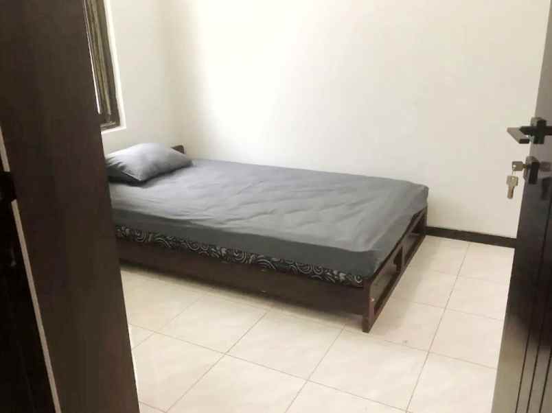 dijual rumah mulyosari utara