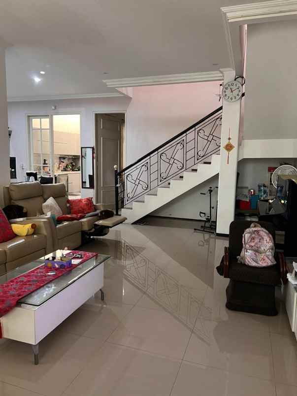 dijual rumah pakuwon city