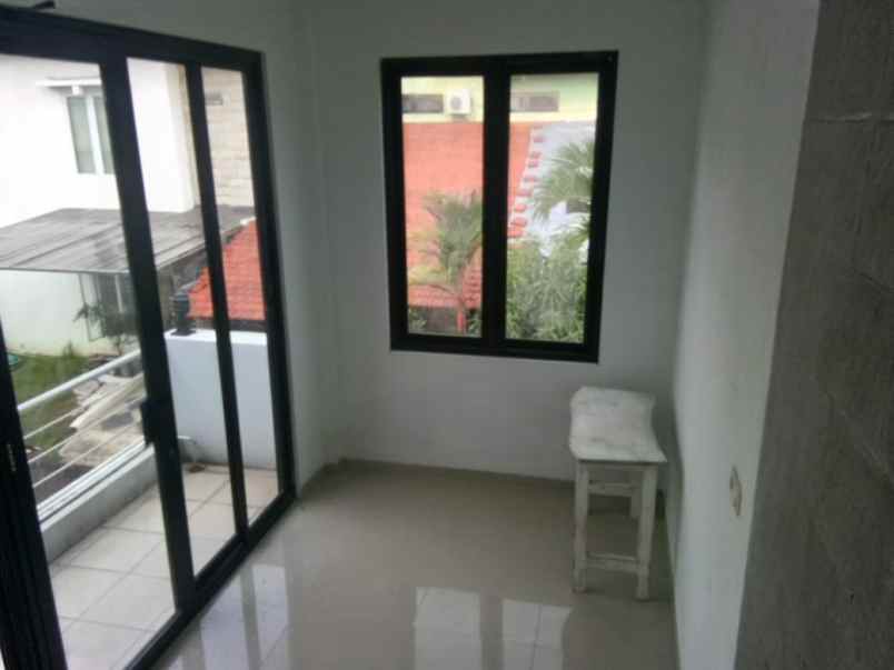 dijual rumah pakuwon city