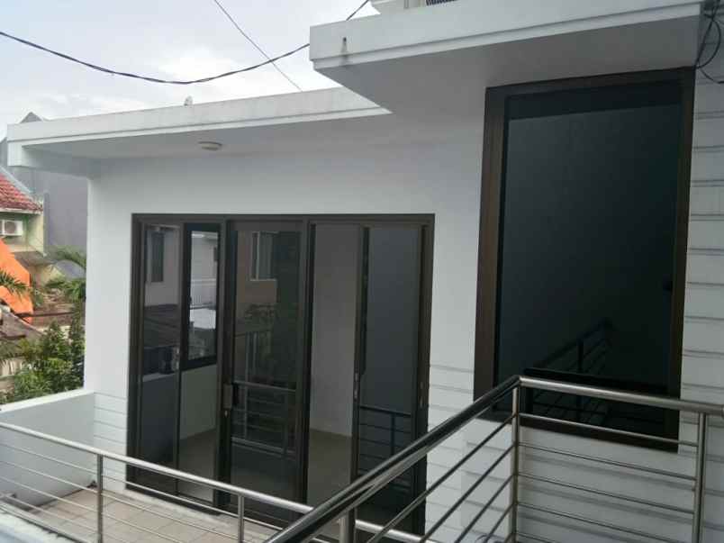 dijual rumah pakuwon city