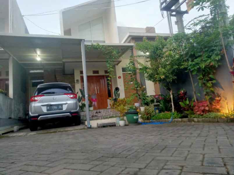 dijual rumah perum annisa regency