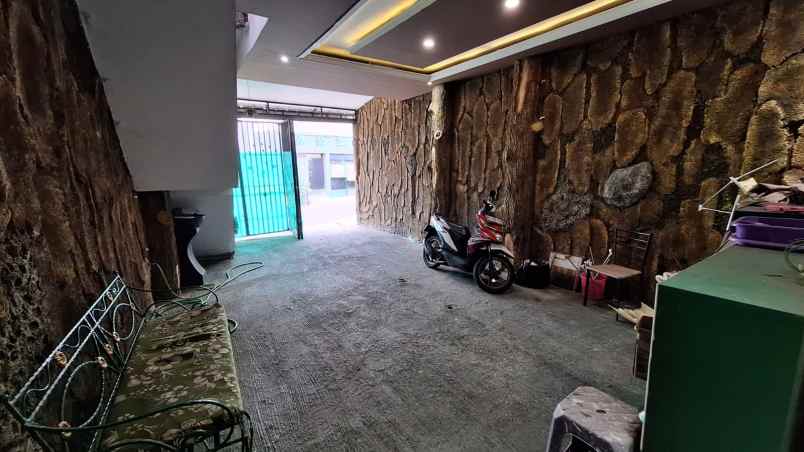 dijual rumah praja dalam kebayoran lama