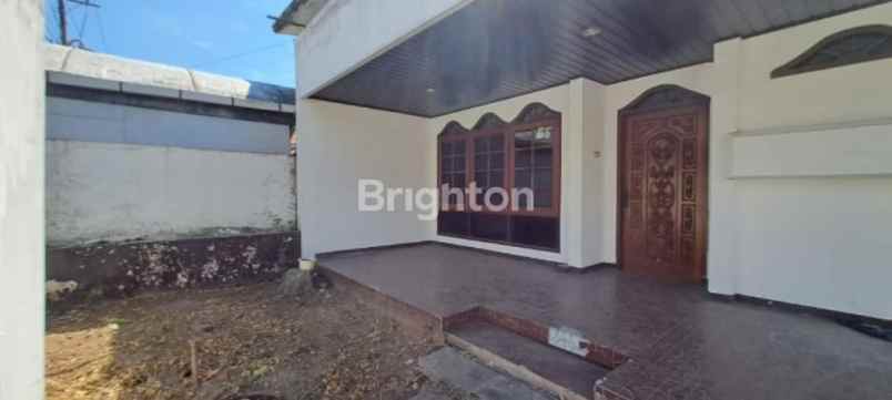 dijual rumah pucang adi