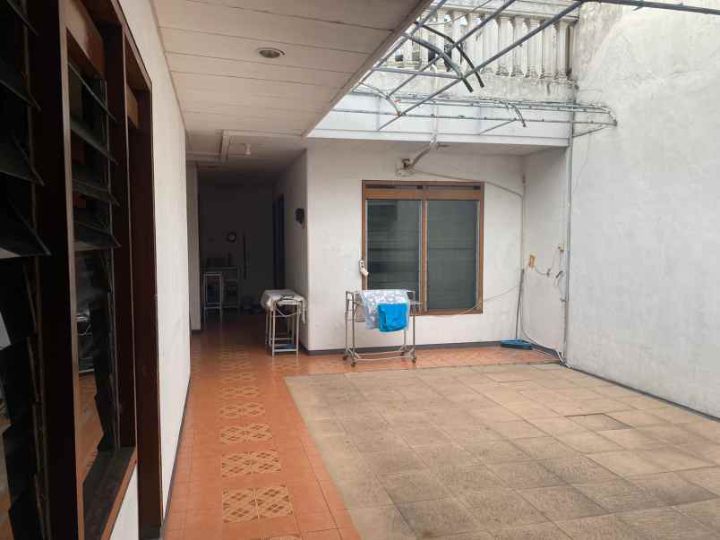 dijual rumah raya manyar reji