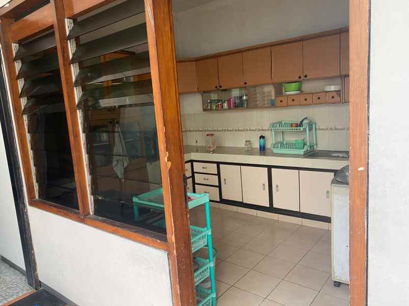 dijual rumah raya manyar reji