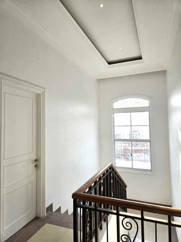 dijual rumah royal gading mansion