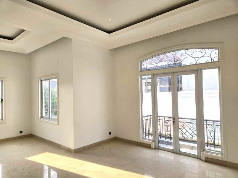 dijual rumah royal gading mansion