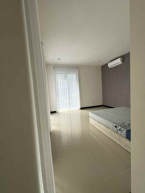 dijual rumah royal residence