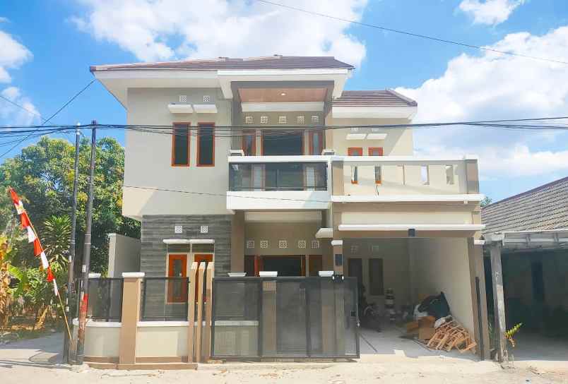 dijual rumah rumah 2 lantai full