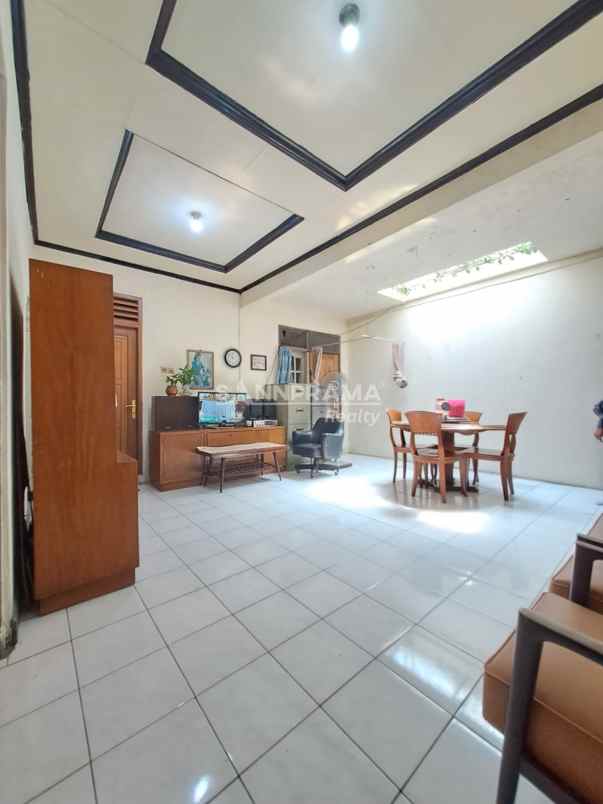 dijual rumah second 1 5lantai