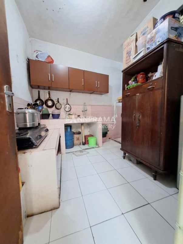 dijual rumah second 1 5lantai