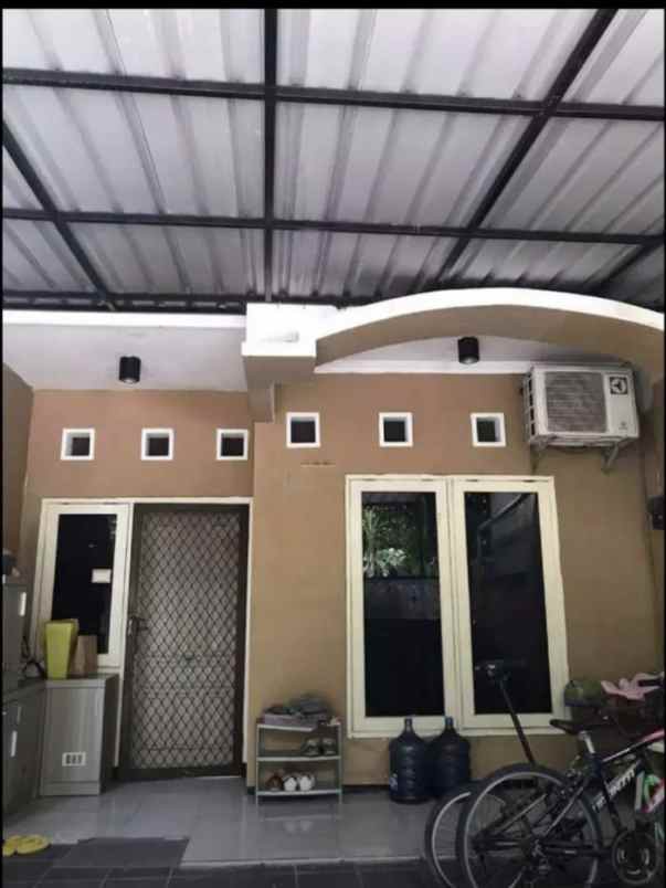 dijual rumah semampir