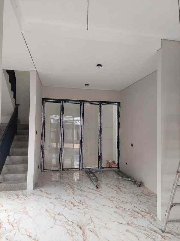 dijual rumah semampir tengah