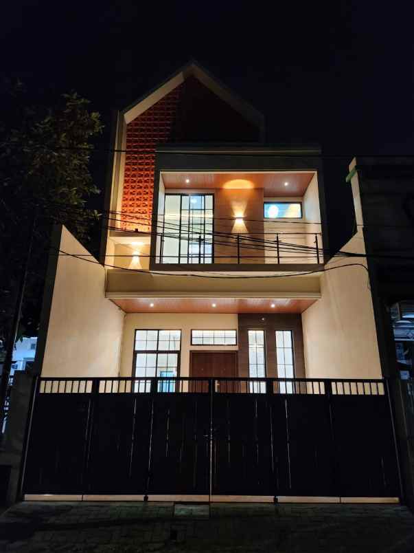 dijual rumah semolowaru timur