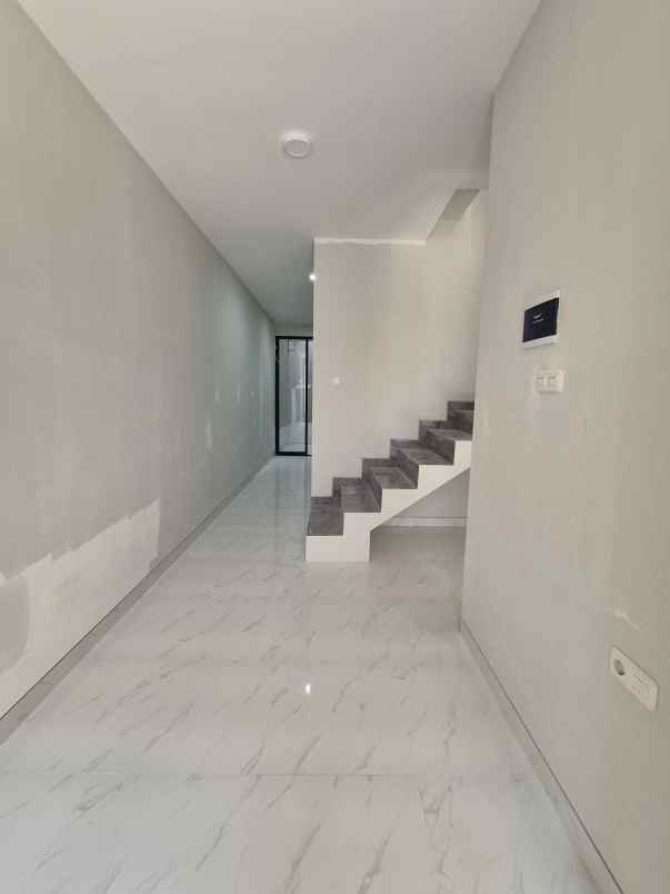 dijual rumah sutorejo prima