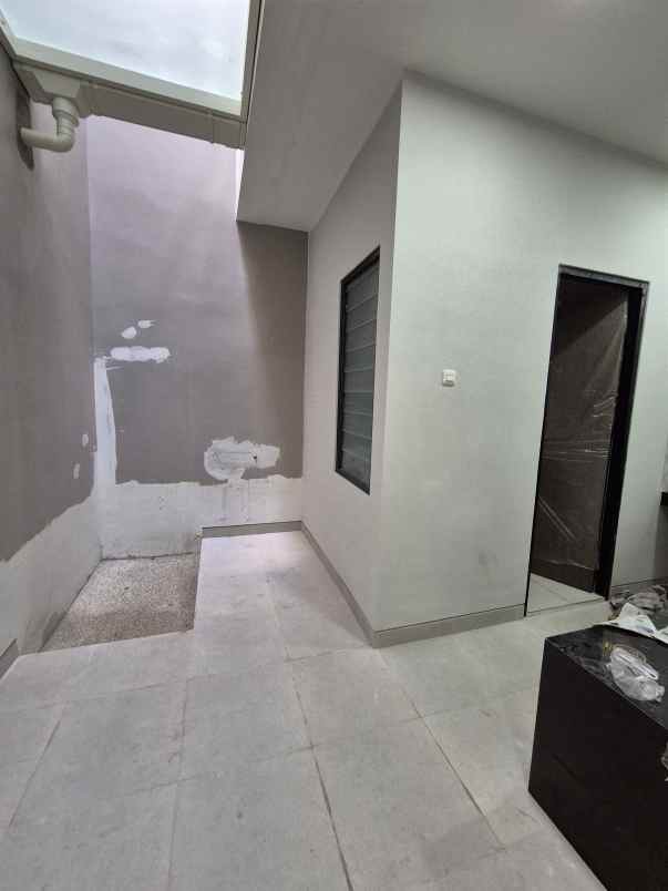 dijual rumah sutorejo prima