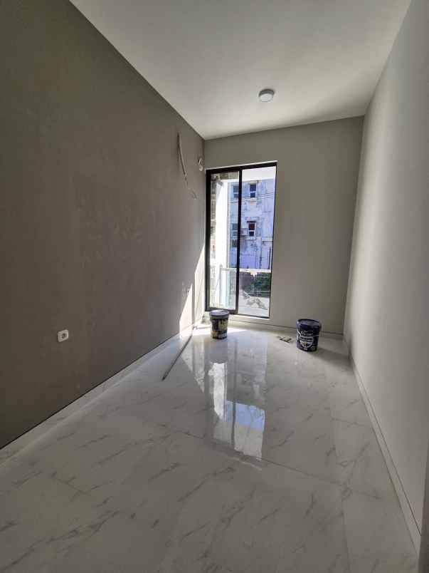 dijual rumah sutorejo prima