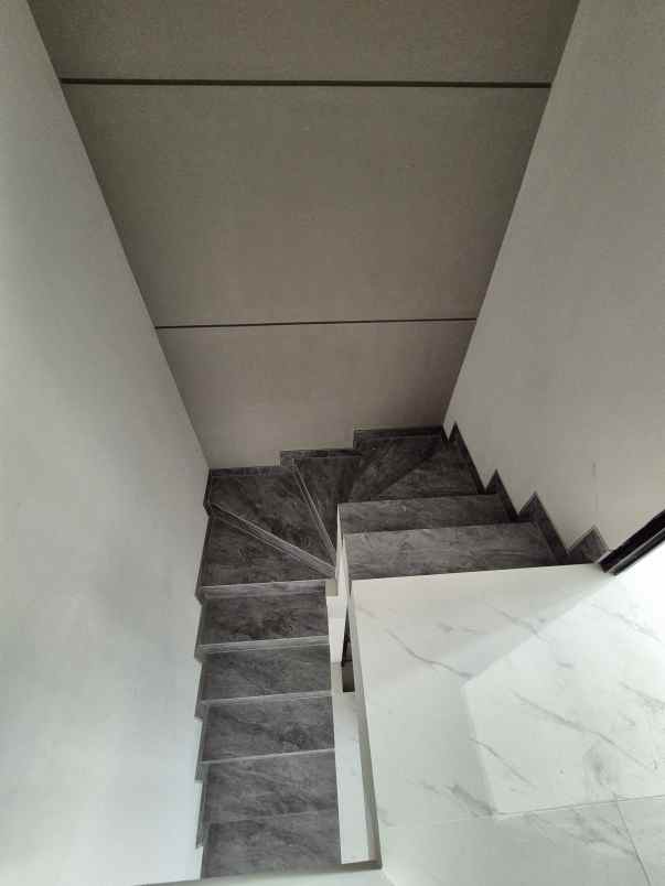 dijual rumah sutorejo prima