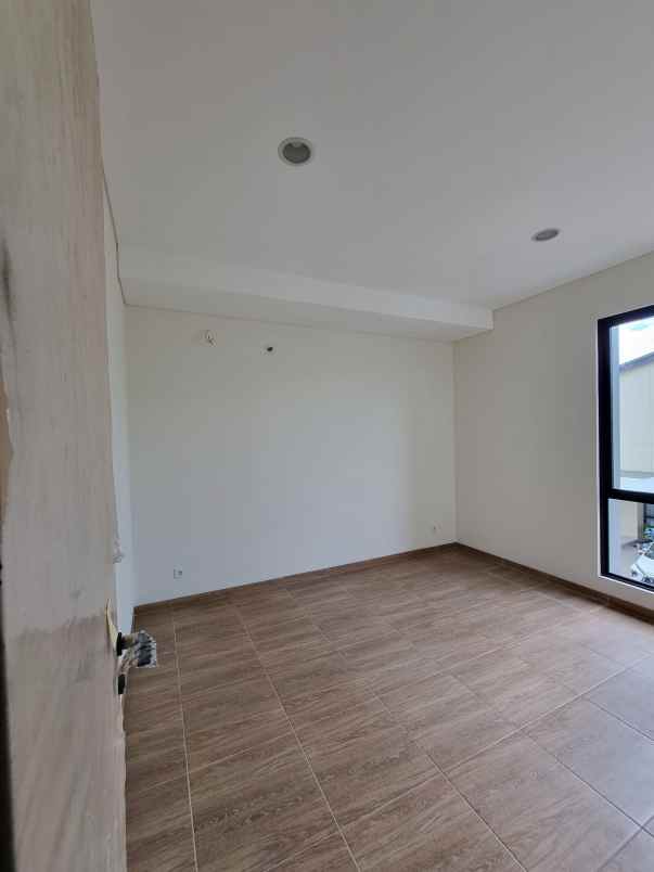 dijual rumah suvarna sutera cikupa