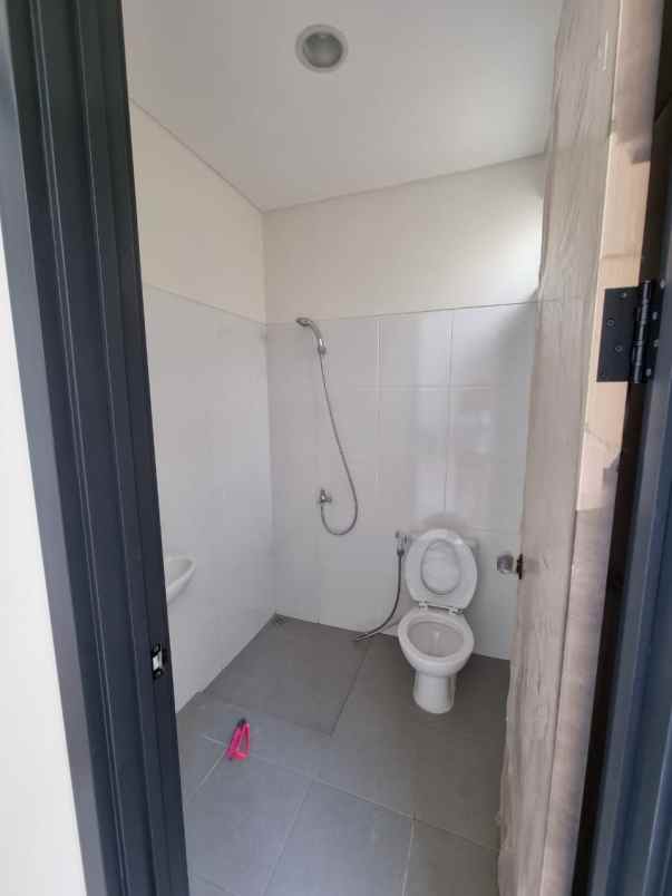 dijual rumah suvarna sutera cikupa