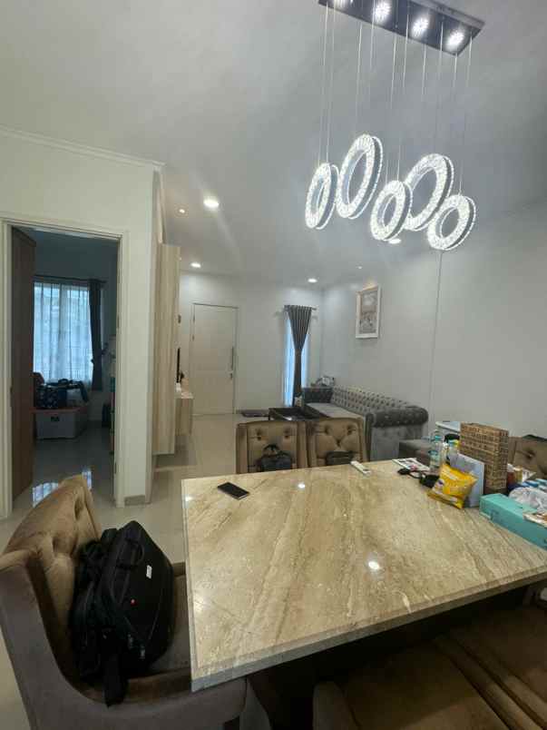 dijual rumah suvarna sutera tangerang