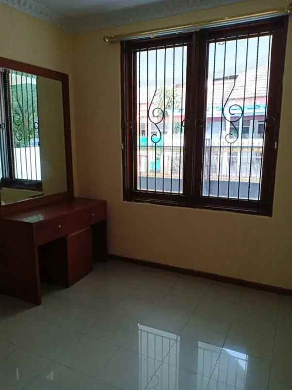 dijual rumah taman gading indah