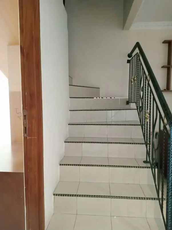 dijual rumah taman gading indah