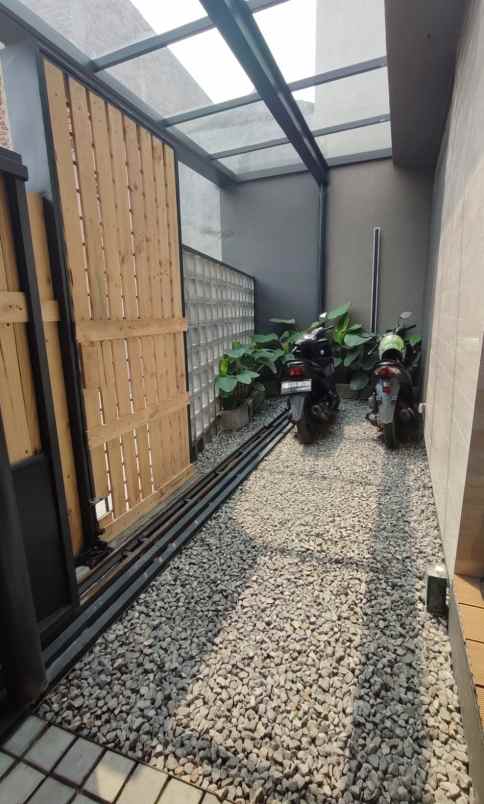 dijual rumah taman holis indah