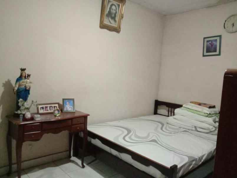 dijual rumah taman meruya