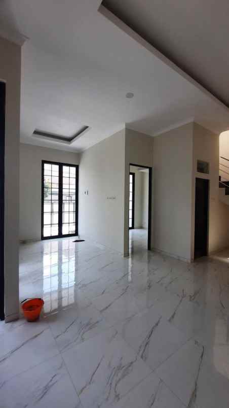 dijual rumah taman pondok indah