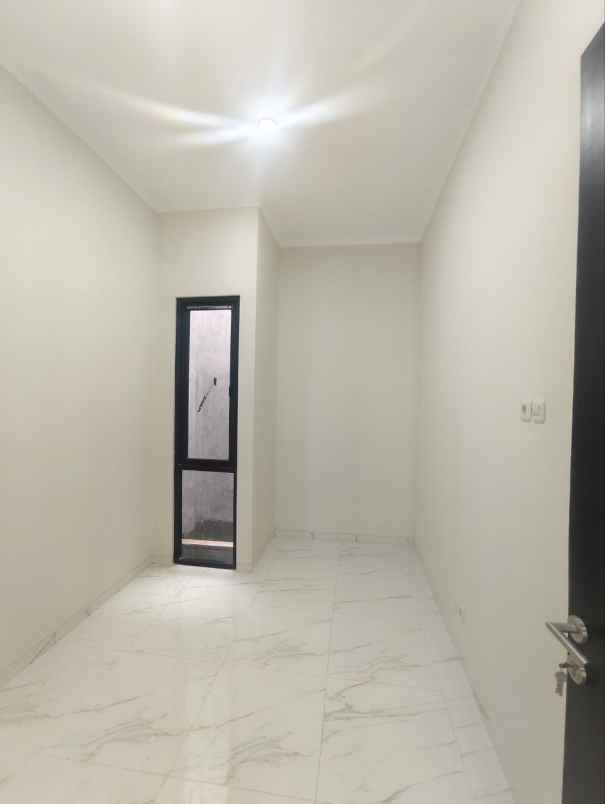 dijual rumah taman pondok indah