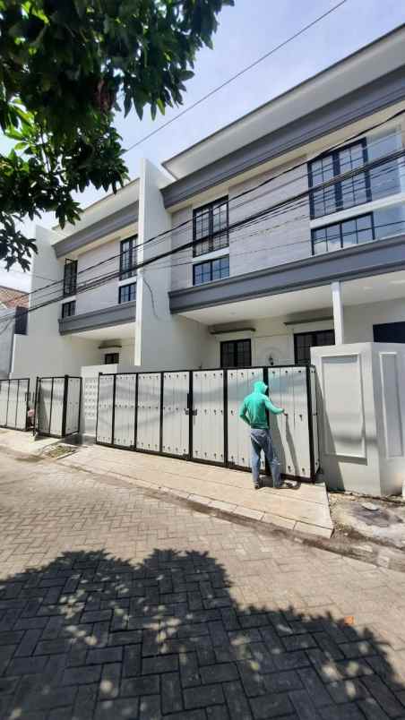 dijual rumah taman pondok indah