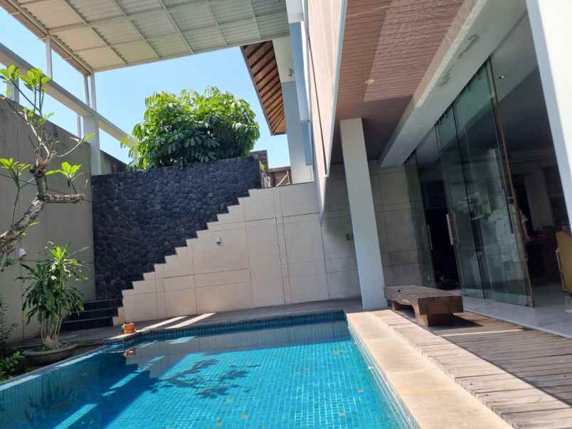 dijual rumah villa westwood pakuwon city