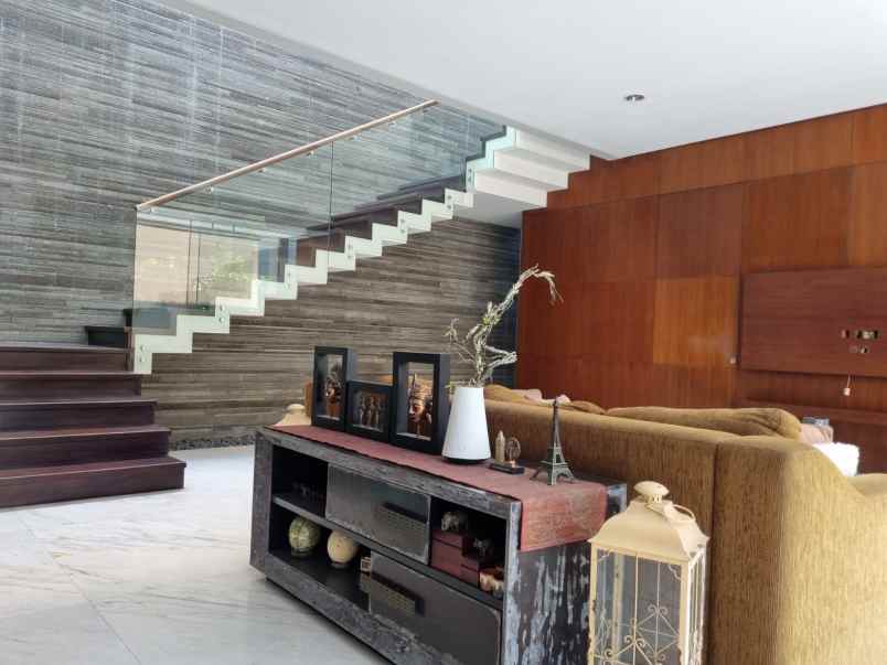 dijual rumah villa westwood pakuwon city