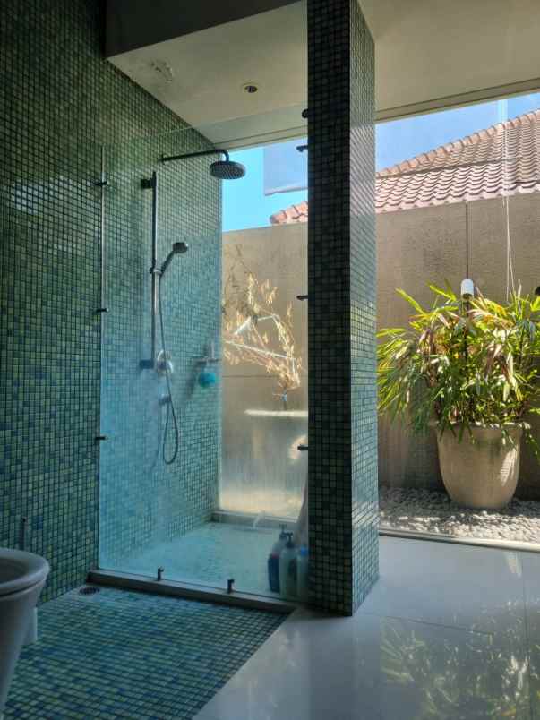 dijual rumah villa westwood pakuwon city