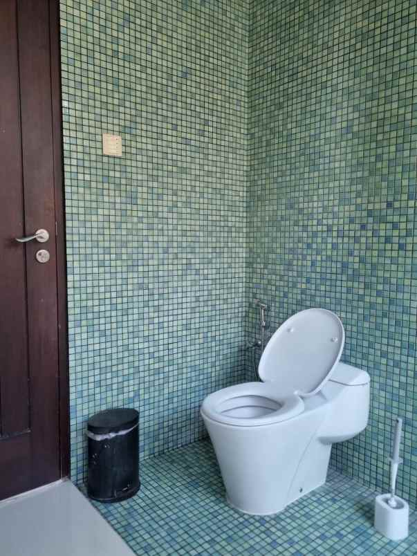 dijual rumah villa westwood pakuwon city