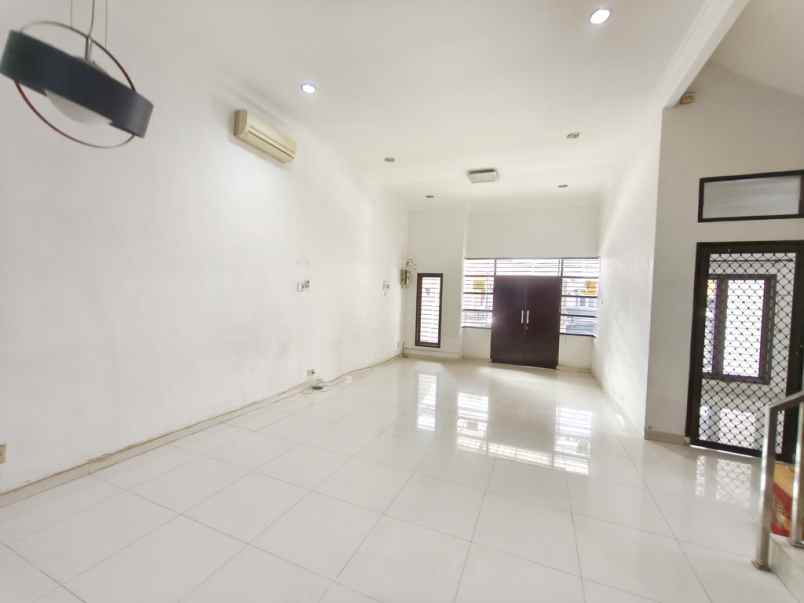 dijual villa komplek cemara asri jalan