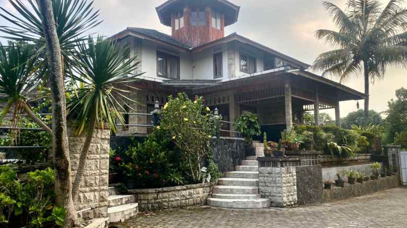 dijual villa sukakarya kec megamendung