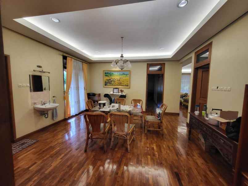 dijual villa taman safari